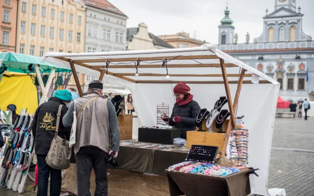 Jarní trhy na náměstí Přemysla Otakara II. v Českých Budějovicích.
