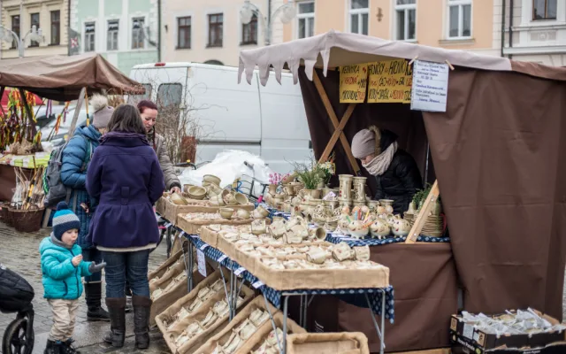 Jarní trhy na náměstí Přemysla Otakara II. v Českých Budějovicích.