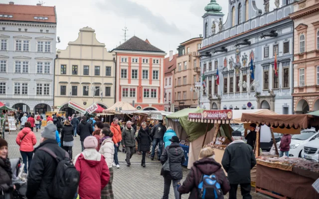 Jarní trhy na náměstí Přemysla Otakara II. v Českých Budějovicích.