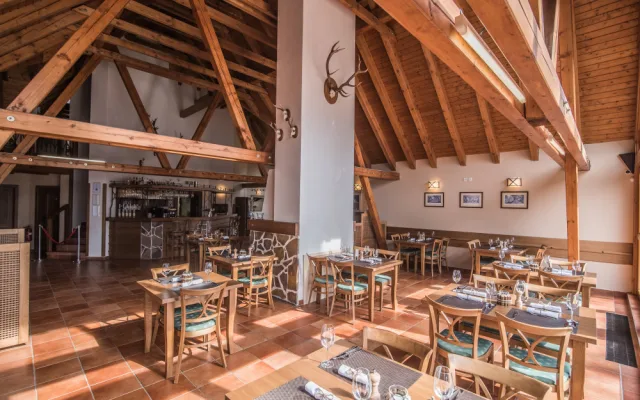 Restaurace je momentálně otevřena v zimním zkráceném provozu ve všední dny od šestnácti, o víkendu od půl jedenácté vždy do deseti večer.