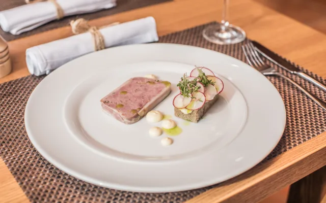 Menu v restauraci Lovecká chata, která patří k čtyřhvězdičkovému Parkhotelu v Hluboké nad Vltavou, dostalo zbrusu nový kabát.