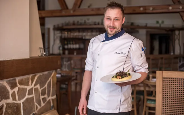 Šéfkuchaři Martinovi Pudilovi není ani třicet let, ale zkušeností má na rozdávání.