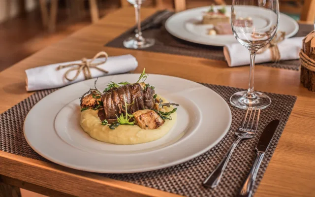 Menu v restauraci Lovecká chata, která patří k čtyřhvězdičkovému Parkhotelu v Hluboké nad Vltavou, dostalo zbrusu nový kabát.