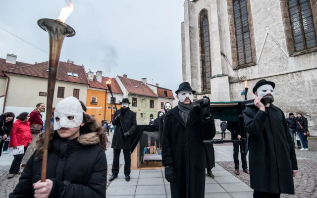 Tajemní hrkači rozeznívají budějcké ulice. Nezmeškejte působivé setkání