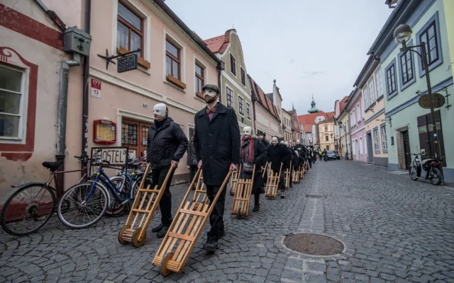 Tajemní hrkači rozeznívají budějcké ulice. Nezmeškejte působivé setkání.