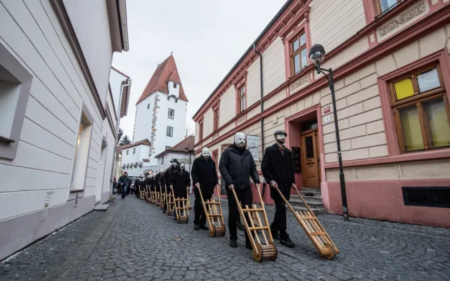 Tajemní hrkači rozeznívají budějcké ulice. Nezmeškejte působivé setkání.