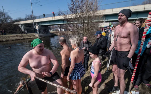 Promrzlé pijavice ukončili otužovací sezonu posledním ponorem do Malše.