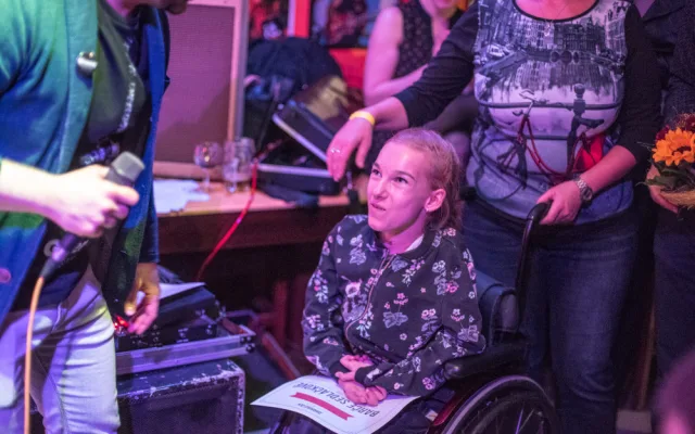 Budějcká kapela The Greens pokřtila v Highway 61Jazz & Blues Clubu svou první desku s názvem Prostor. A podpořila také Pusopisku Barču Sedláčkovou.