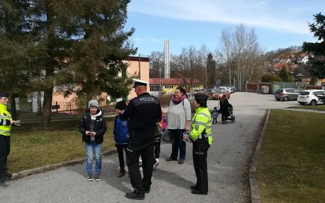 Českokrumlovští policisté dohlížejí na přechody pro chodce.