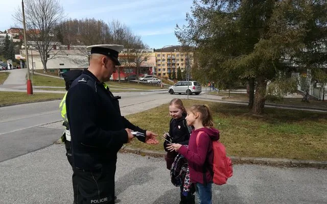 Českokrumlovští policisté dohlížejí na přechody pro chodce.