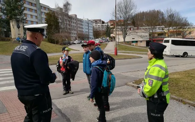 Českokrumlovští policisté dohlížejí na přechody pro chodce.