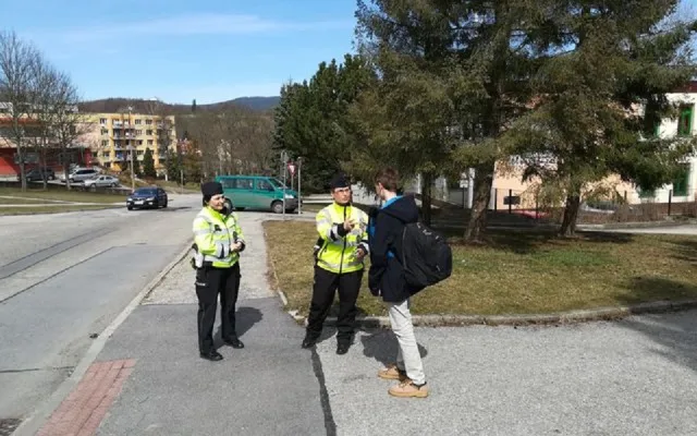 Českokrumlovští policisté dohlížejí na přechody pro chodce.