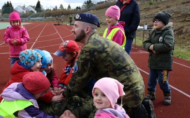 Ve středu 4. dubna zavítali vojáci do mateřské školy ve Volyni
