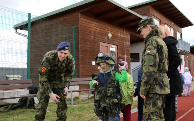 Ve středu 4. dubna zavítali vojáci do mateřské školy ve Volyni