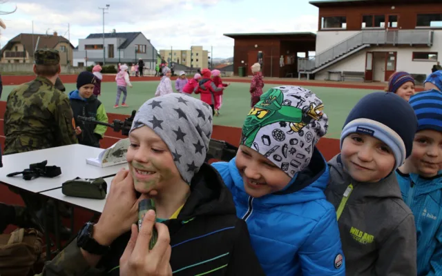 Ve středu 4. dubna zavítali vojáci do mateřské školy ve Volyni