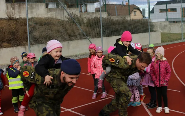 Ve středu 4. dubna zavítali vojáci do mateřské školy ve Volyni