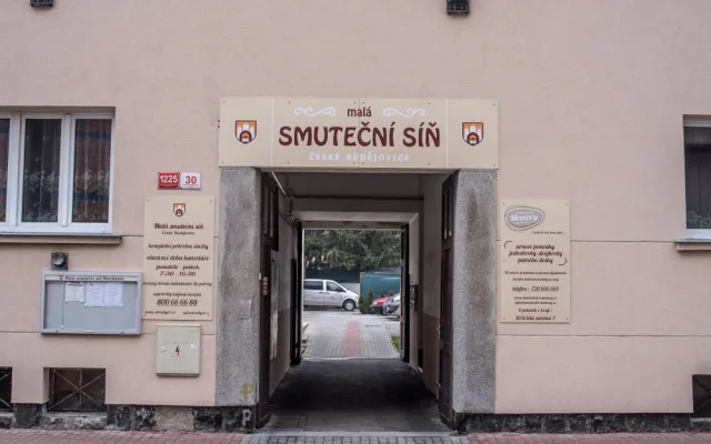 Menší síň nabízí intimitu individuálního rozloučení.