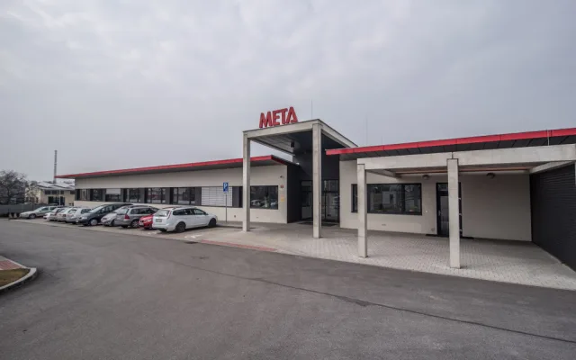 Firma META skladovací technika na Rudolfovské třídě v Českých Budějovicích patří mezi lídry ve výrobě ocelových konstrukcí a speciálních těžkých regálů pro průmysl a obchod.