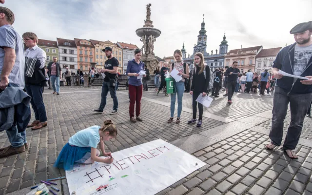 Pietní shromáždění za oběti koncentračního tábora v Letech u Písku se v pondělí 9. dubna uskutečnilo na náměstí Přemysla Otakara II. v Českých Budějovicích.