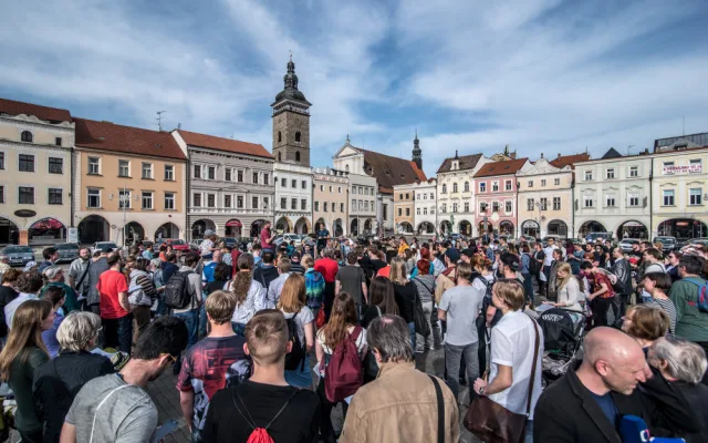 Pietní shromáždění za oběti koncentračního tábora v Letech u Písku se v pondělí 9. dubna uskutečnilo na náměstí Přemysla Otakara II. v Českých Budějovicích.