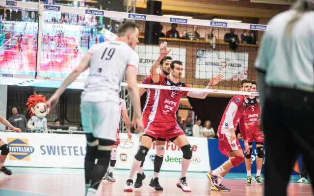 Volejbalisté Jihostroje podlehli ve třetím semifinále extraligy mužů Karlovarsku 2:3 a budou tak bojovat o bronz.