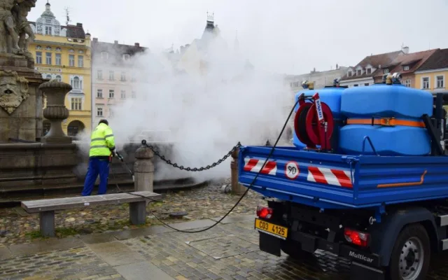 Od pondělí 16. dubna začne v rámci letní údržby komunikací na chodnících v Českých Budějovicích fungovat naprostá novinka, a to parní čistič.