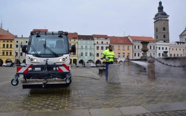 Od pondělí 16. dubna začne v rámci letní údržby komunikací na chodnících v Českých Budějovicích fungovat naprostá novinka, a to parní čistič.