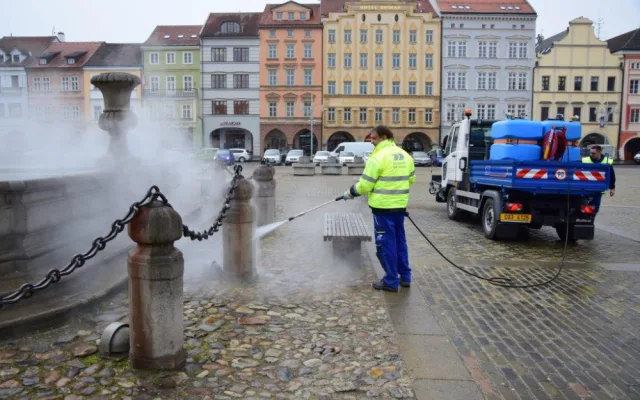 Od pondělí 16. dubna začne v rámci letní údržby komunikací na chodnících v Českých Budějovicích fungovat naprostá novinka, a to parní čistič.