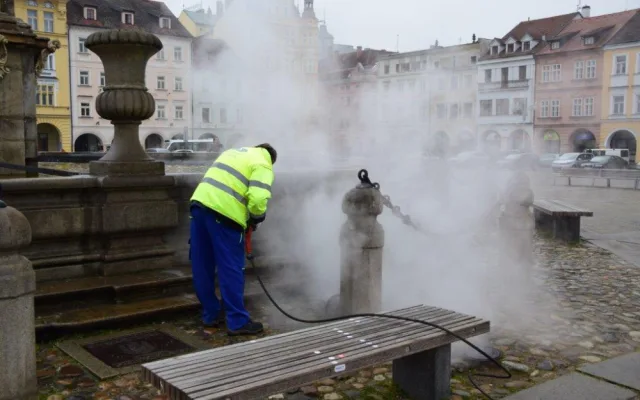 Od pondělí 16. dubna začne v rámci letní údržby komunikací na chodnících v Českých Budějovicích fungovat naprostá novinka, a to parní čistič.
