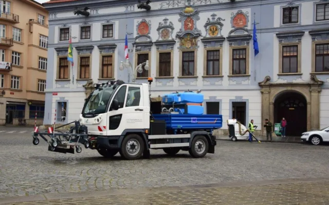 Od pondělí 16. dubna začne v rámci letní údržby komunikací na chodnících v Českých Budějovicích fungovat naprostá novinka, a to parní čistič.