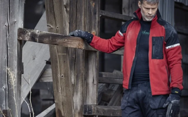 Oděvy švédské značky Snickers Workwear zaručují, že nejeneže se budete cítit pohodlně, navíc vám to bude i slušet.