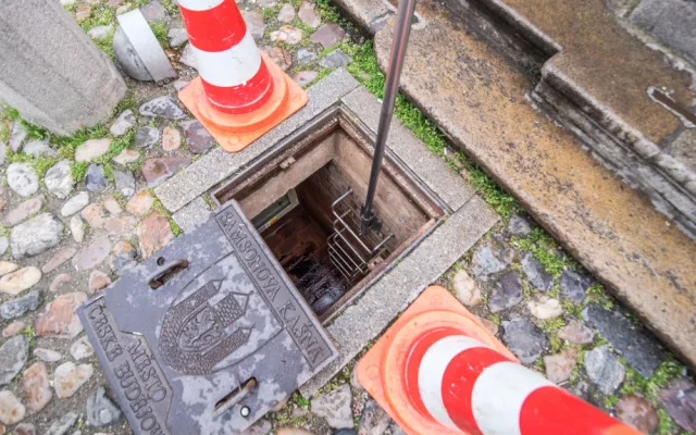 Čištění budějcké Samsonovy kašny a její příprava na léto.