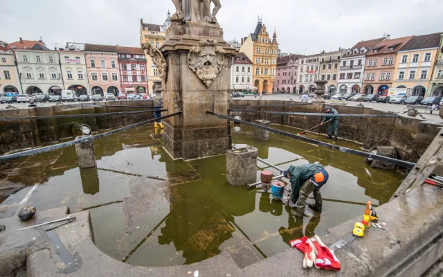 Čištění budějcké Samsonovy kašny a její příprava na léto.