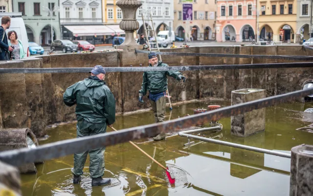 Čištění budějcké Samsonovy kašny a její příprava na léto.