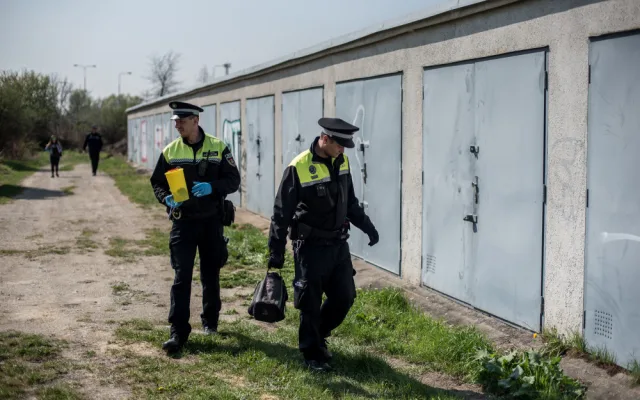 Celorepubliková akce Jehla 2018 má za úkol čistit města od použitých injekčních stříkaček. V úterý 17. dubna tak se speciálním náčiním vyrazilo do ulic a na odlehlá místa až 450 strážníků. Vyjímkou nebyly ani České Budějovice, kde se našlo celkem 18 střík
