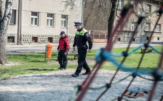 Celorepubliková akce Jehla 2018 má za úkol čistit města od použitých injekčních stříkaček. V úterý 17. dubna tak se speciálním náčiním vyrazilo do ulic a na odlehlá místa až 450 strážníků. Vyjímkou nebyly ani České Budějovice, kde se našlo celkem 18 střík