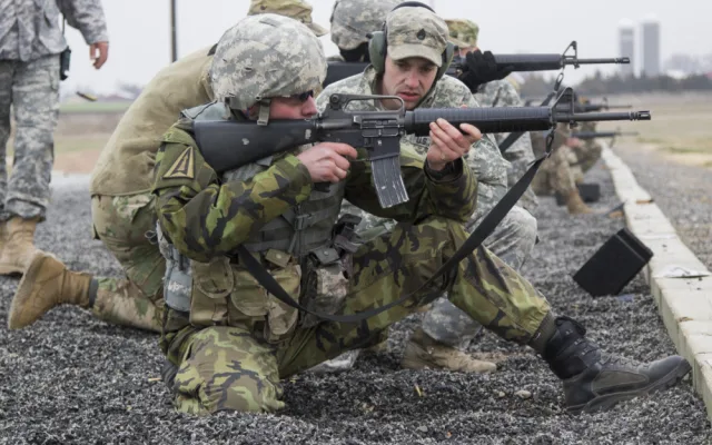 Soutěžilo se také ve střelbě z útočné pušky M16.