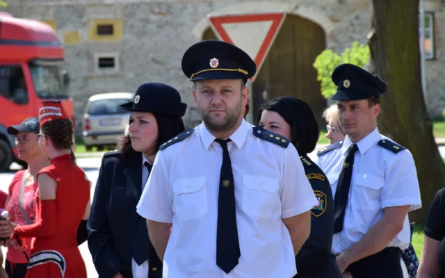 Hasiči z Mydlovar na Českobudějovicku uvedli v sobotu 21. dubna slavnostně do „služby“ své nové vozidlo pro přepravu osob.