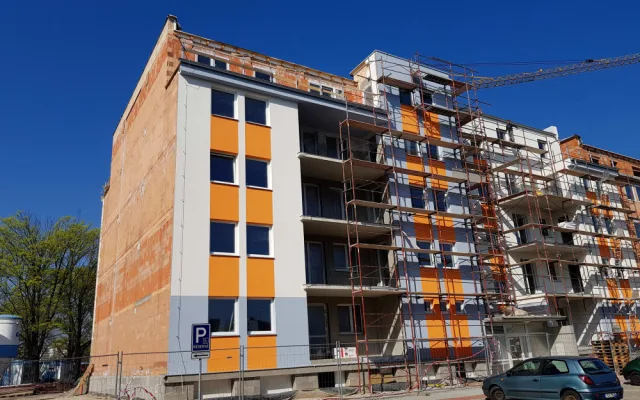 Stavba bytového domu, v němž bude Salon King a Královská školka.