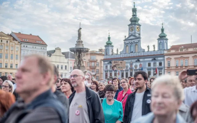 V Budějcích se opět demonstrovalo. Nyní proti plíživé totalitě ANO a Andreji Babišovi.