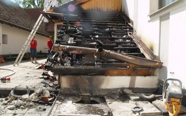 Hasiči vyjížděli do Třeboně k hořící střeše.