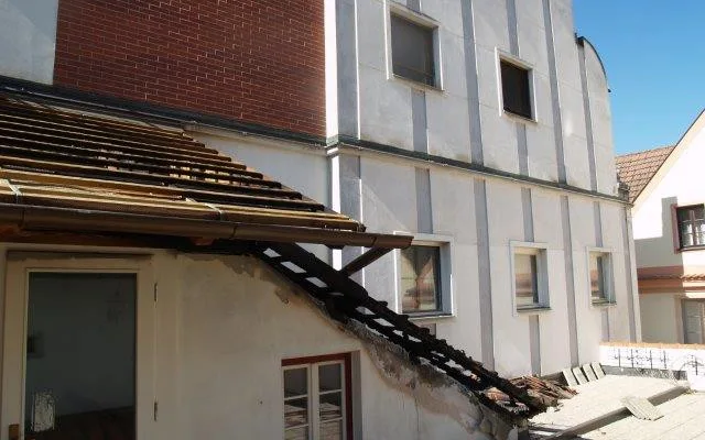Hasiči vyjížděli do Třeboně k hořící střeše.