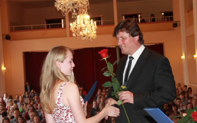 Předávání maturitních vysvědčení. Na fotce ředitel Karel Štix.