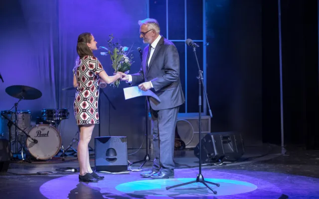Barbora Coufalová přebírá svoji cenu za balet.
