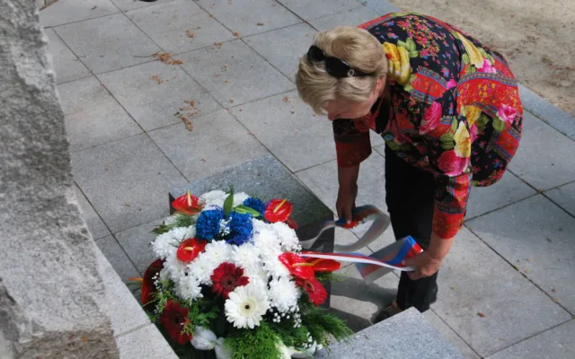 Památku padlých přijela 8. května uctít do Jindřichova Hradce hejtmanka Jihočeského kraje Ivana Stráská. Zdroj: Facebook Jihočeský kraj