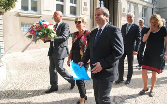 Památku padlých přijela 8. května uctít do Jindřichova Hradce hejtmanka Jihočeského kraje Ivana Stráská. Facebook: Jihoeský kraj
