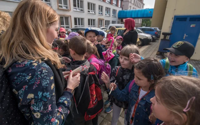 Žáci Destinky dostali drobné dárečky.