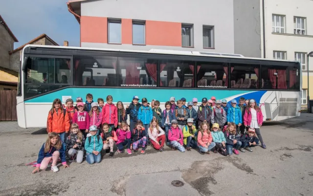 Děti přivezl autobus Renault.