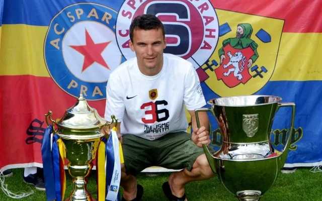 David Lafata se sparťanskými trofejemi.