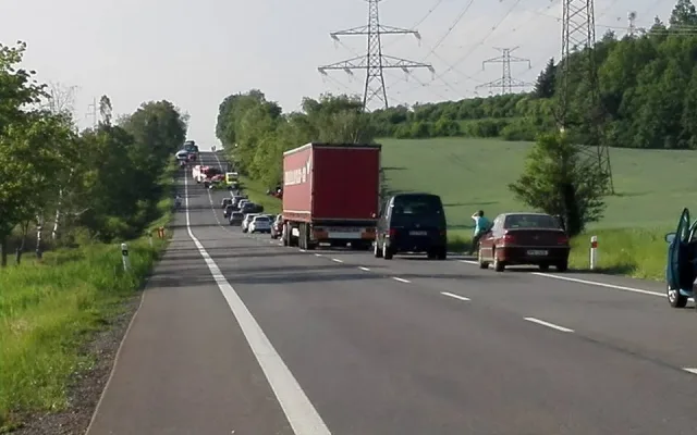 U Selibova na Písecku se srazilo osobní a nákladní auto. Jeden z řidičů je těžce zraněn